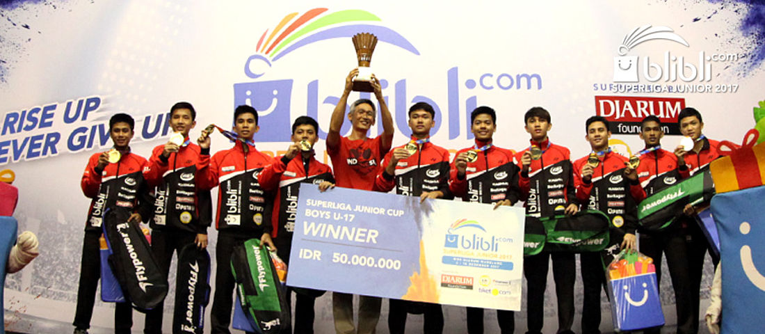Tim U-17 putra Djarum Kudus berfoto bersama trofi Blibli.com Superliga Junior 2017