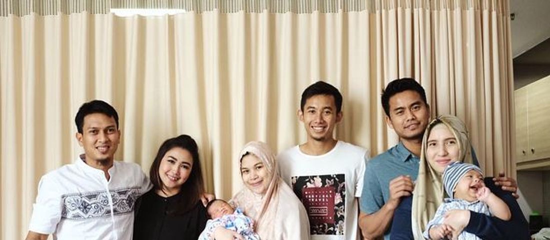 Rian Agung dan Mega Mustica Berfoto Bersama Tontowi Ahmad dan Mohammad Ahsan Beserta Para Isteri.