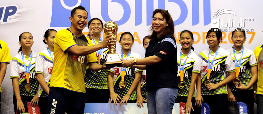 Susy Susanti (Kanan) Menyerahkan Trofi 'Susy Susanti' Kepada Tim Putri U-19 Jaya Raya Jakarta