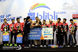 Liem Swie King Menyerahkan Trofi 'Liem Swie King' Kepada Fung Permadi dan Tim U-19 Putra Djarum Kudus