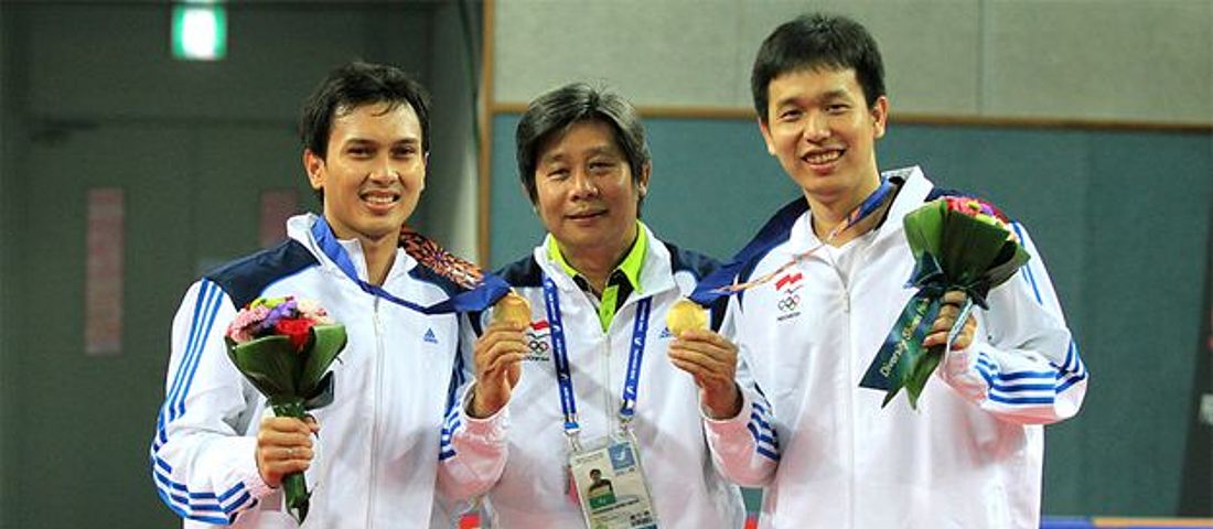 Herry IP Diapit oleh Hendra Setiawan/Mohammad Ahsan Saat Meraih Medali Emas Asian Games 2014. 