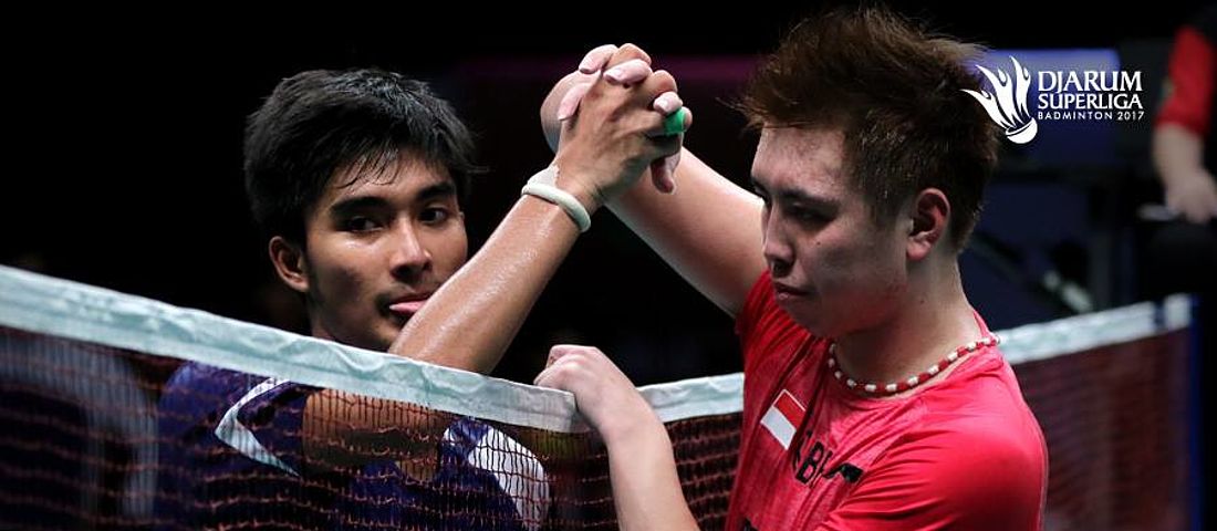 Kenichi Tago (Kanan) Bersalaman dengan Panji Ahmad Maulana Di Laga Penentu