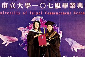 Tai Tzu Ying Saat Diwisuda dan Menerima Penghargaan.