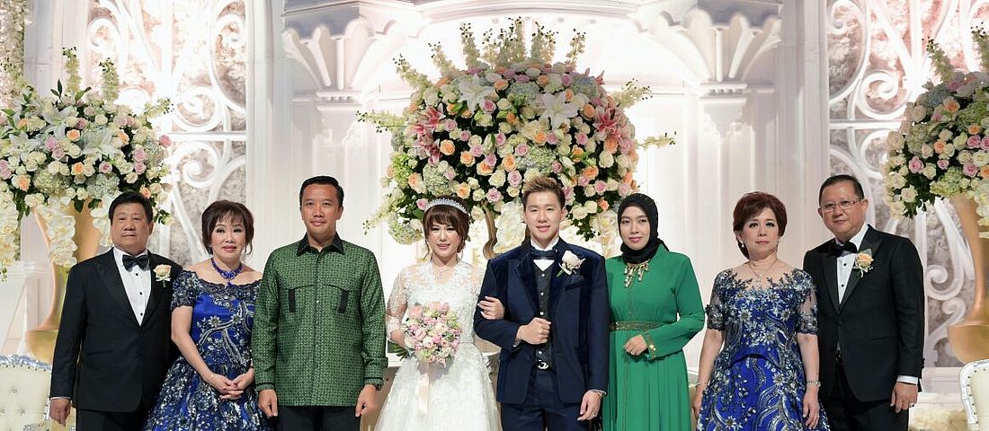 Menpora Imam Nahrawi bersama istrinya Shobibah Rohmah menghadiri pernikahan Marcus Fernaldi Gideon dan Agnes Amelinda Mulyadi di Grand Ballroom Hotel Fairmont, Jakarta, Sabtu (14/4) malam.