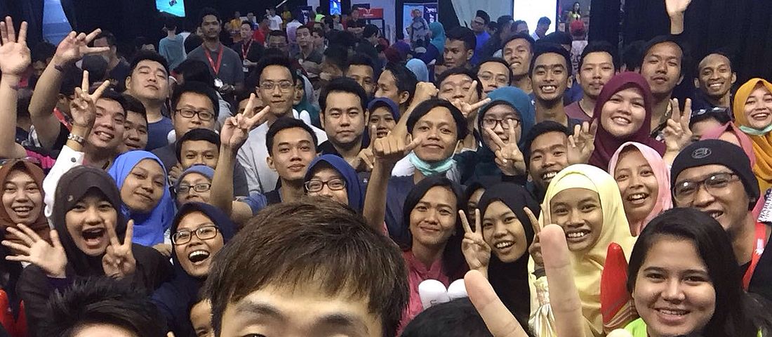 Ko Sung Hyun/Shin Baek Cheol Ajak Selfie Para Penggemar Mereka